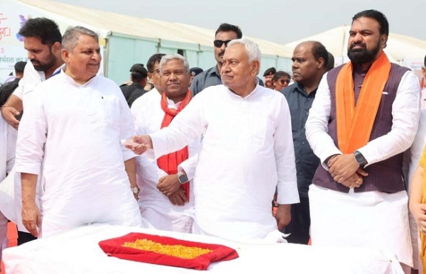 وزیر اعلی نے سمردھی یاترا کے دوران اورنگ آباد ضلع میں منعقدہ جن سمواد پروگرام میں شرکت کی وزیر اعلی نے سمردھی یاترا کے دوران اورنگ آباد ضلع میں منعقدہ جن سمواد پروگرام میں شرکت کی