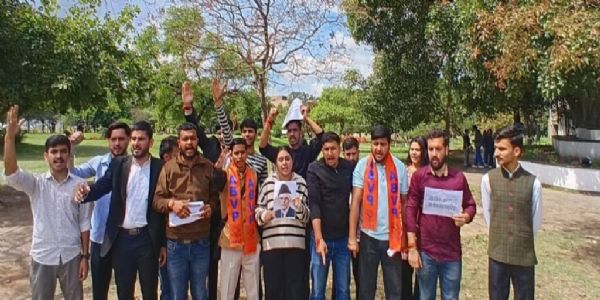 اے بی وی پی نے جموں یونیورسٹی میں محمد علی جناح کو نصاب میں شامل کرنے کے خلاف احتجاج کیا۔