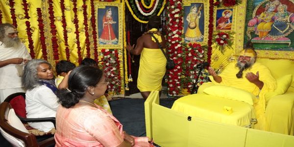 صدر جمہوریہ مرمو نے پریمانند مہاراج سے ملاقات کی اور ان کا آشیرواد لیا