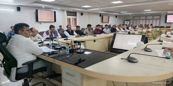 ڈی ایم علی گڑھ کی سختی: صفائی، تالاب تحفظ اور دیہی ترقیاتی منصوبوں میں تیزی لانے کی ہدایات