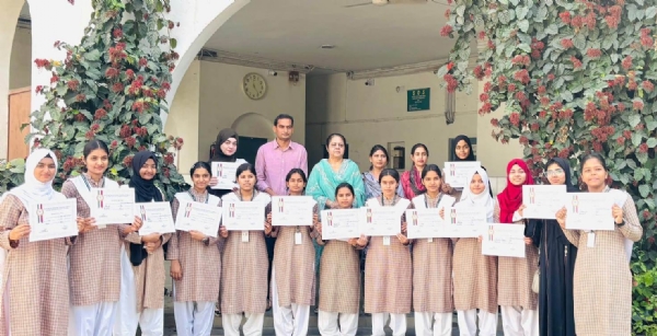 نغمہ عرفان کامیاب طالبات کے ساتھ