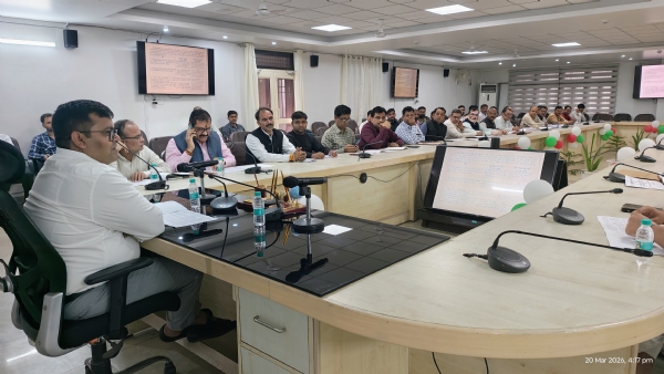 ڈی ایم میٹنگ لیتے ہوئے