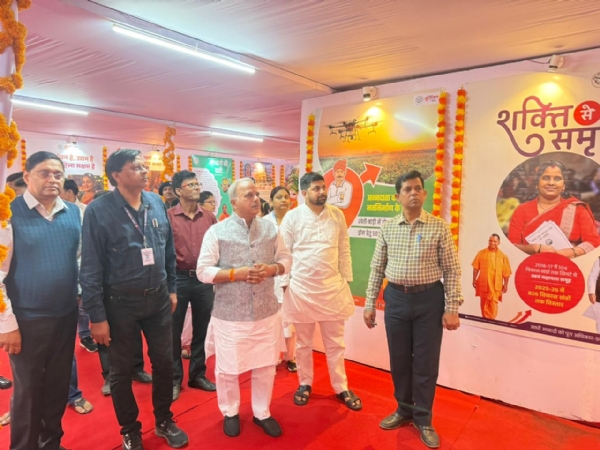 نمائش دیکھتے ہوئے نمائش دیکھتے ہوئے