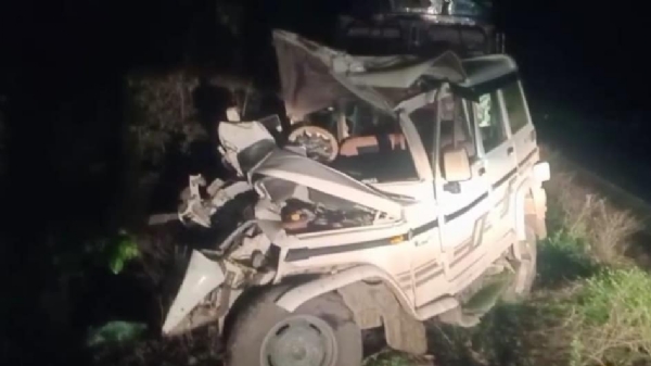 آگرہ میں پیڑ سے ٹکرائی بولیرو، اٹاوہ کے پانچ عقیدت مندوں کی موت آگرہ میں پیڑ سے ٹکرائی بولیرو، اٹاوہ کے پانچ عقیدت مندوں کی موت