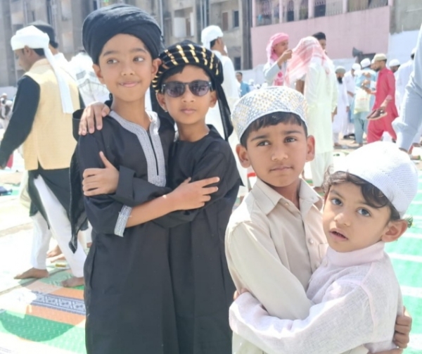 رانچی میں عید الفطر عقیدت و احترام کے ساتھ منائی گئی، سیکورٹی کے سخت انتظامات رانچی میں عید الفطر عقیدت و احترام کے ساتھ منائی گئی، سیکورٹی کے سخت انتظامات