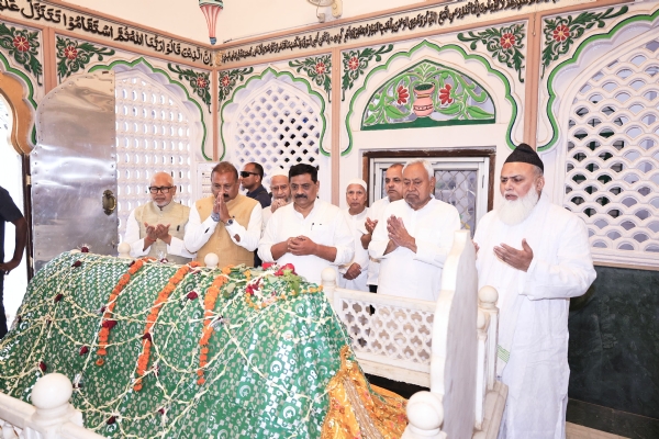 وزیراعلیٰ نے عیدالفطر کے موقع پر مختلف مقامات کا دورہ کیا اور مبارکباد دی