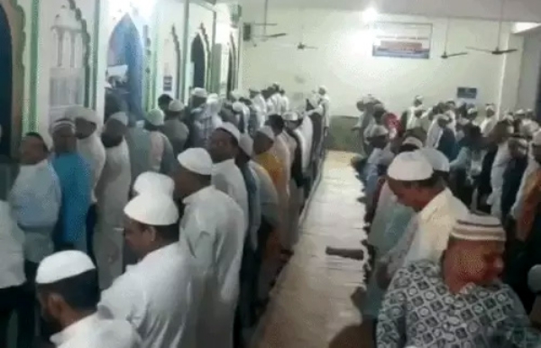 فرید آباد میں عیدالفطر جوش و خروش سے منائی گئی، مساجد میں دکھائی دیا لوگوں کا ہجوم فرید آباد میں عیدالفطر جوش و خروش سے منائی گئی، مساجد میں دکھائی دیا لوگوں کا ہجوم