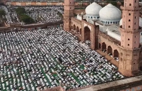 بھوپال کی تاج المساجد میں عید کی نماز ادا کرتے ہوئے مسلم بھائی