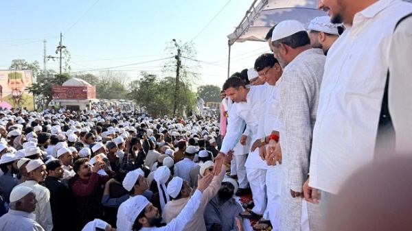 مدھیہ پردیش کانگریس صدر جیتو پٹواری نے ہفتہ کو بھوپال میں واقع عیدگاہ پہنچ کر عیدالفطر کے پاک موقع پر نماز ادا کرنے آئے مسلم بھائیوں کو مبارکباد دی۔ مدھیہ پردیش کانگریس صدر جیتو پٹواری نے ہفتہ کو بھوپال میں واقع عیدگاہ پہنچ کر عیدالفطر کے پاک موقع پر نماز ادا کرنے آئے مسلم بھائیوں کو مبارکباد دی۔