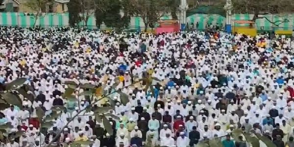 دھوبری عیدگاہ گراؤنڈ میں عیدالفطر کی نماز ادا کی گئی، ہزاروں افراد جمع ہوئے