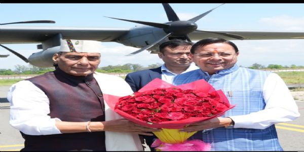 وزیر دفاع راج ناتھ سنگھ اتراکھنڈ پہنچے، وزیر اعلیٰ دھامی نے ان کا استقبال کیا