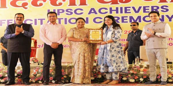 یو پی ایس سی پاس 56 نوجوانوں کووزیر اعلیٰ نے اعزاز سے نوازا