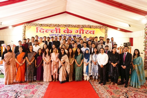 وزیر اعلیٰ ریکھا گپتا نے یو پی ایس سی میں کامیابی حاصل کرنے والے دہلی کے نوجوانوں کو اعزاز سے نوازا