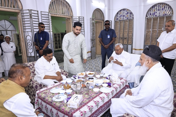 وزیراعلیٰ نے عیدالفطر کے موقع پر مختلف مقامات کا دورہ کیا اور مبارکباد دی