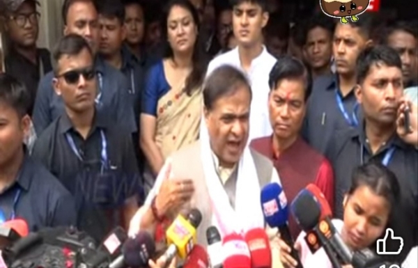 وزیراعلیٰ ڈاکٹر ہیمنت بسوا سرما صحافیوں سے بات چیت کرتے ہوئے