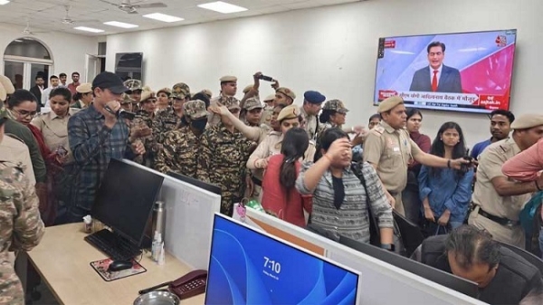 نیوز ایجنسی یو این آئی کے ہیڈ کوارٹر سے صحافیوں اور ملازمین کو پولیس نے زبردستی باہر نکالا، احاطہ سیل