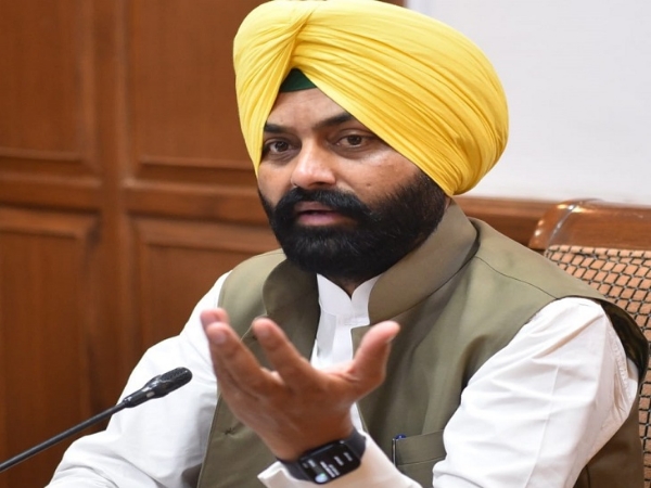 رندھاوا خودکشی معاملہ پر امرتسر میں رات بھر ہنگامہ، سابق وزیر بھلر، ان کے والد اور پرائیویٹ سکریٹری کے خلاف مقدمہ درج رندھاوا خودکشی معاملہ پر امرتسر میں رات بھر ہنگامہ، سابق وزیر بھلر، ان کے والد اور پرائیویٹ سکریٹری کے خلاف مقدمہ درج