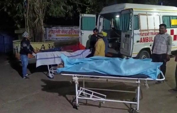 حادثے کے بعد ایمبولینس سے متوفین کو اسپتال پہنچایا گیا