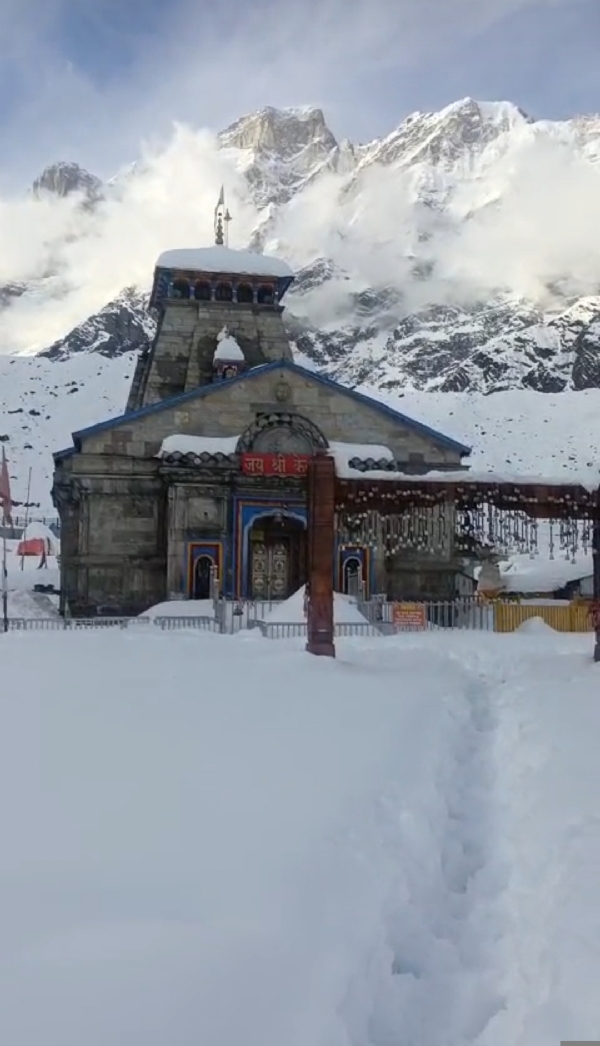 شدید برف باری کے درمیان کیدارناتھ دھام پر سیکورٹی سخت، درجہ حرارت صفر ہونے کے بعد فوج مستعد