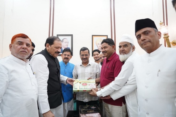 عید الفطر کے موقع پر مسلم وفد نے اروند کیجریوال سے ملاقات کی عید الفطر کے موقع پر مسلم وفد نے اروند کیجریوال سے ملاقات کی