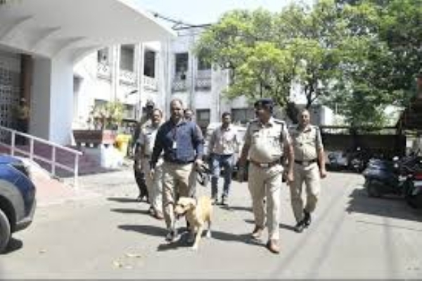 بھوپال میں بم کی دھمکی کی ای میل جعلی ثابت ہوئی، کمشنر آفس میں خوف و ہراس پھیل گیا،  تلاشی کے بعد بھی کچھ نہیں ملا