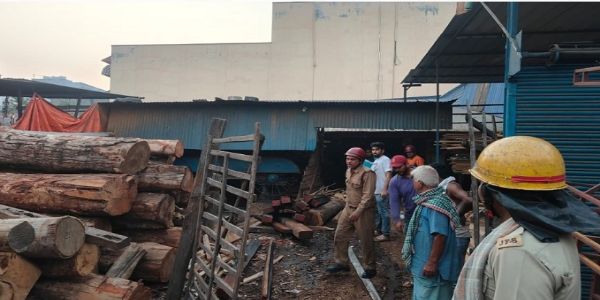 لکڑی کے گودام اور سبزی کی دکان میں آتشزدگی