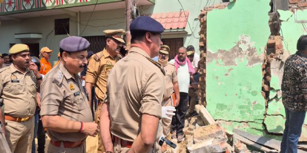 وارانسی میں سلنڈر دھماکے سے مکان منہدم بھائی بہن ملبے تلے دب کر جاں بحق