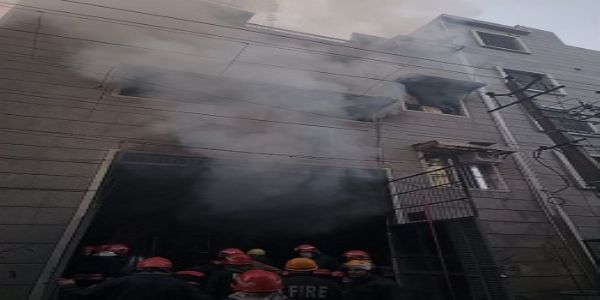 دہلی کے بوانا انڈسٹریل ایریا میں پلائی ووڈ گودام میں آگ لگنے سے سامان جل کر خاکستر