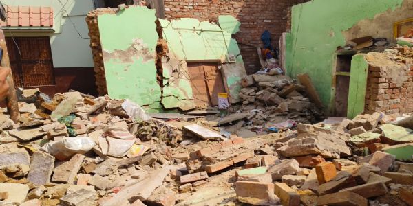 وارانسی: گیس سلنڈر پھٹنے سے مکان منہدم، ملبے تلے دب کر بھائی بہن کی موت