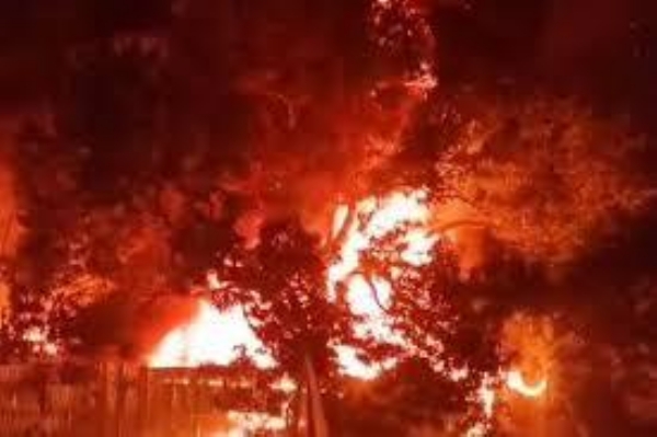 ٹینٹ گودام میں زبردست آگ لگی ، کسی جانی نقصان کی کوئی اطلاع نہیں