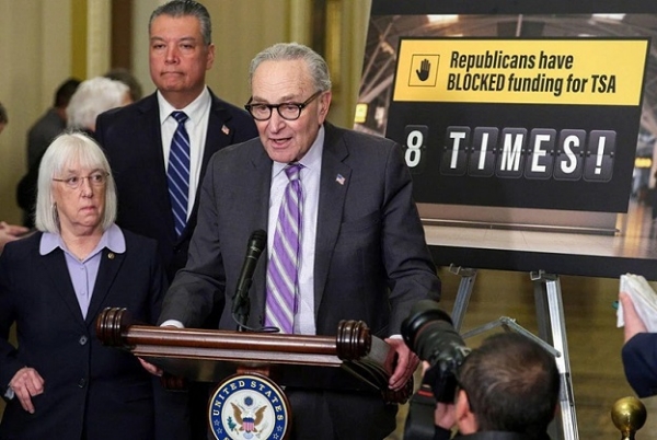 واشنگٹن میں نیویارک کے سینیٹر چک شومر صحافیوں سے خطاب کرتے ہوئے۔ فوٹو: انٹرنیٹ میڈیا