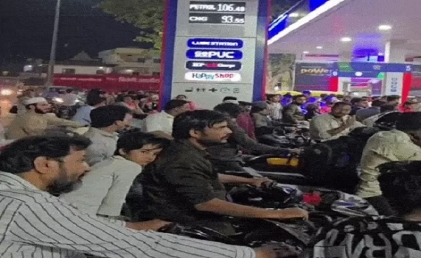 مدھیہ پردیش کے اندور میں پیٹرول پمپوں پر بھیڑ امڈ پڑی