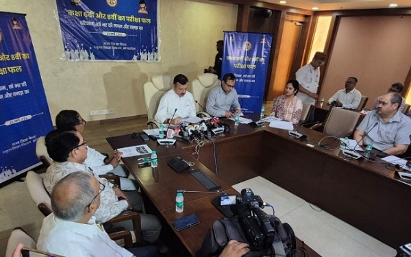 مدھیہ پردیش میں پانچویں اور آٹھویں کے بورڈ امتحان کا نتیجہ جاری کرتے ہوئے وزیر ادے پرتاپ سنگھ