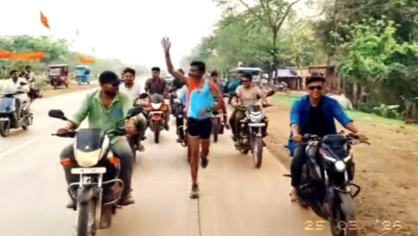 الیکشن 26: ترنمول کانگریس کے امیدوار رام جیون منڈی نے ابھیشیک بنرجی کی ریلی میں شرکت کے لیے آٹھ کلومیٹر کی دوڑ لگائی