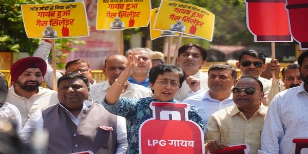 آپ کے اراکینِ اسمبلی نے گیس کی قلت کے خلاف اسمبلی کے باہر احتجاج کر کے نکمی بی جے پی حکومت کی پول کھول دی:آتشی