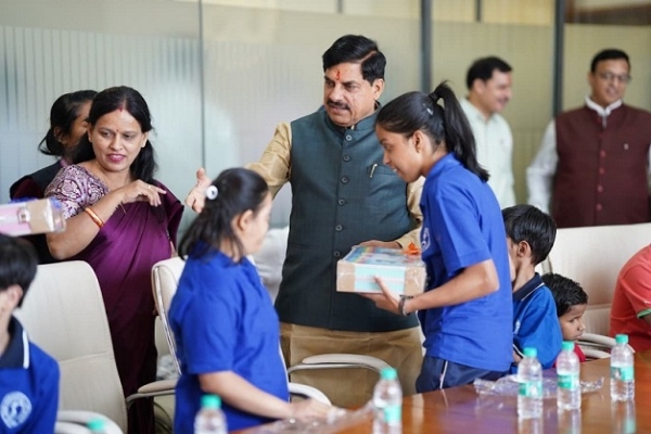 وزیراعلیٰ نے معذور بچوں کے ساتھ منائی سالگرہ