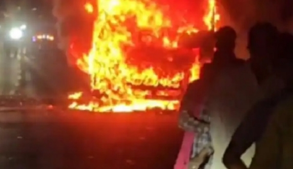 مسافروں سے بھری بس میں آگ لگی