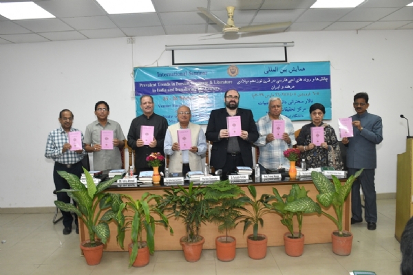 کتاب کا اجرا کرتے ہوئے