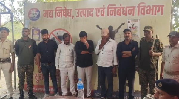 نیپال سےشراب پی کر لوٹ رہے پانچ اساتذہ گرفتار نیپال سےشراب پی کر لوٹ رہے پانچ اساتذہ گرفتار