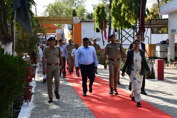 معائنہ کرتے ہوئے