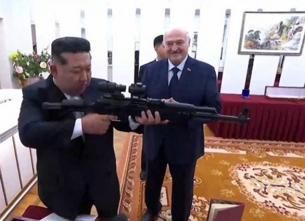 بیلاروس کے صدر الیگزینڈر لوکاشینکو نے جمعرات کو پیانگ یانگ میں شمالی کوریا کے رہنما کم جونگ اون کو تحفے میں رائفل پیش کی۔ کم اس رائفل کے ساتھ۔ فوٹو: انٹرنیٹ میڈیا