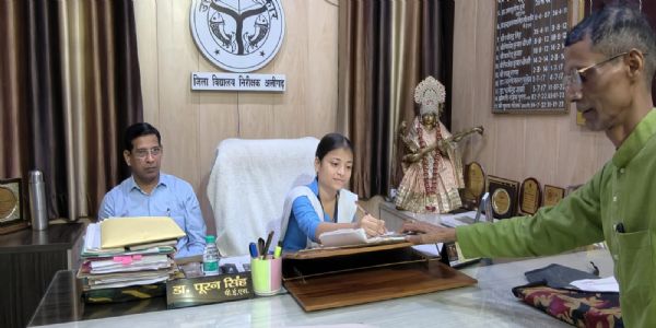 علی گڑھ میں مشن شکتی کے تحت طالبہ راشی کو ڈی آئی او ایس بنا یا گیا