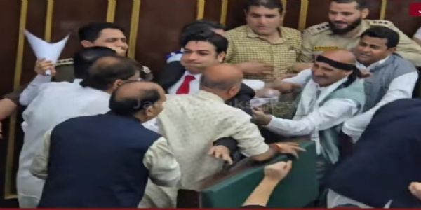 اسمبلی میں کانگریس اور بی جے پی رکن اسمبلی کے درمیان ہاتھا پائی