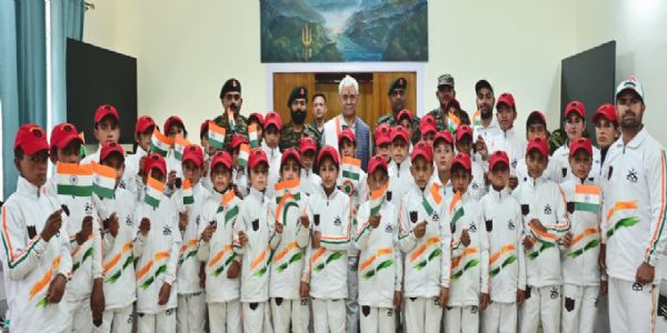 ایل جی منوج سنہا نے پونچھ کے طلبہ کے ساتھ ملاقات کی۔