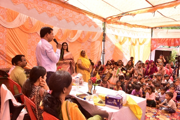 پروگرام سے خطاب کرتے ہوئے ایجوکیشن آفیسر