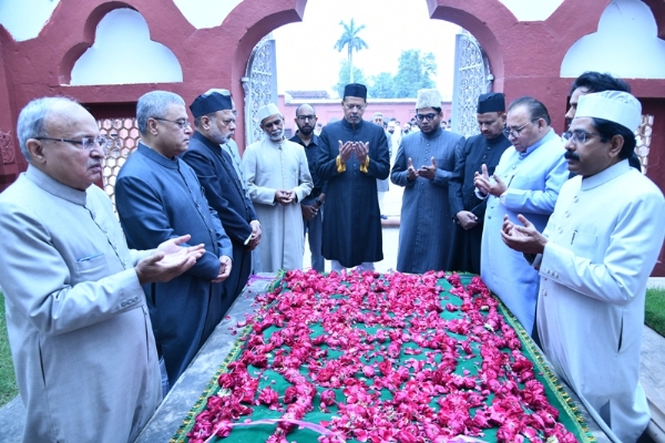 خراج عقیدت پیش کرتےے ہوئے