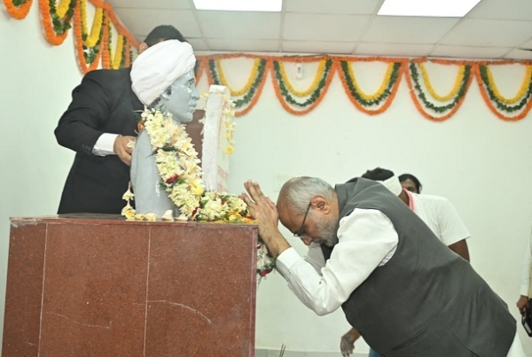 JH-VP-PAID-TRIBUTE-BIRSA-MUNDA-ULIHATU-MET-DESCEND JH-VP-PAID-TRIBUTE-BIRSA-MUNDA-ULIHATU-MET-DESCEND