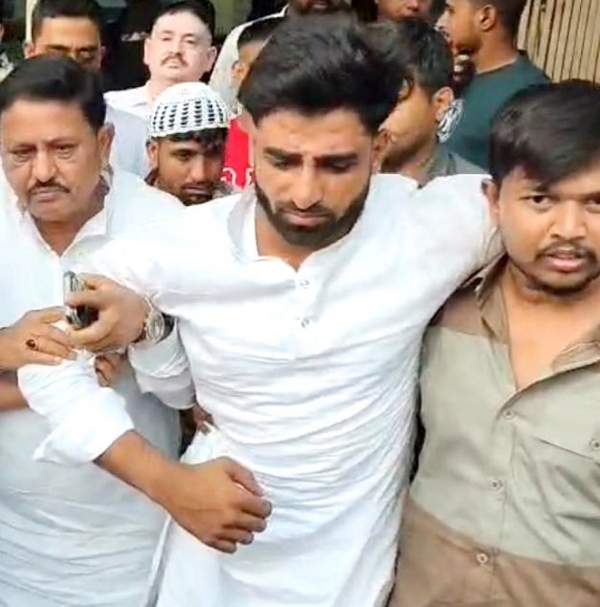 فلک نما پولیس کا نوجوان کو شدید زد و کوب ‘ نوجوان بیہوش