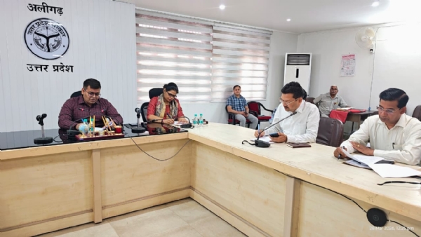 میٹنگ لیتے ہوئے ڈی ایم میٹنگ لیتے ہوئے ڈی ایم