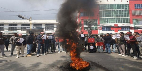 نیپال کے سابق وزیر اعظم اولی کی گرفتاری کے خلاف کھٹمنڈو میں مظاہرے شروع